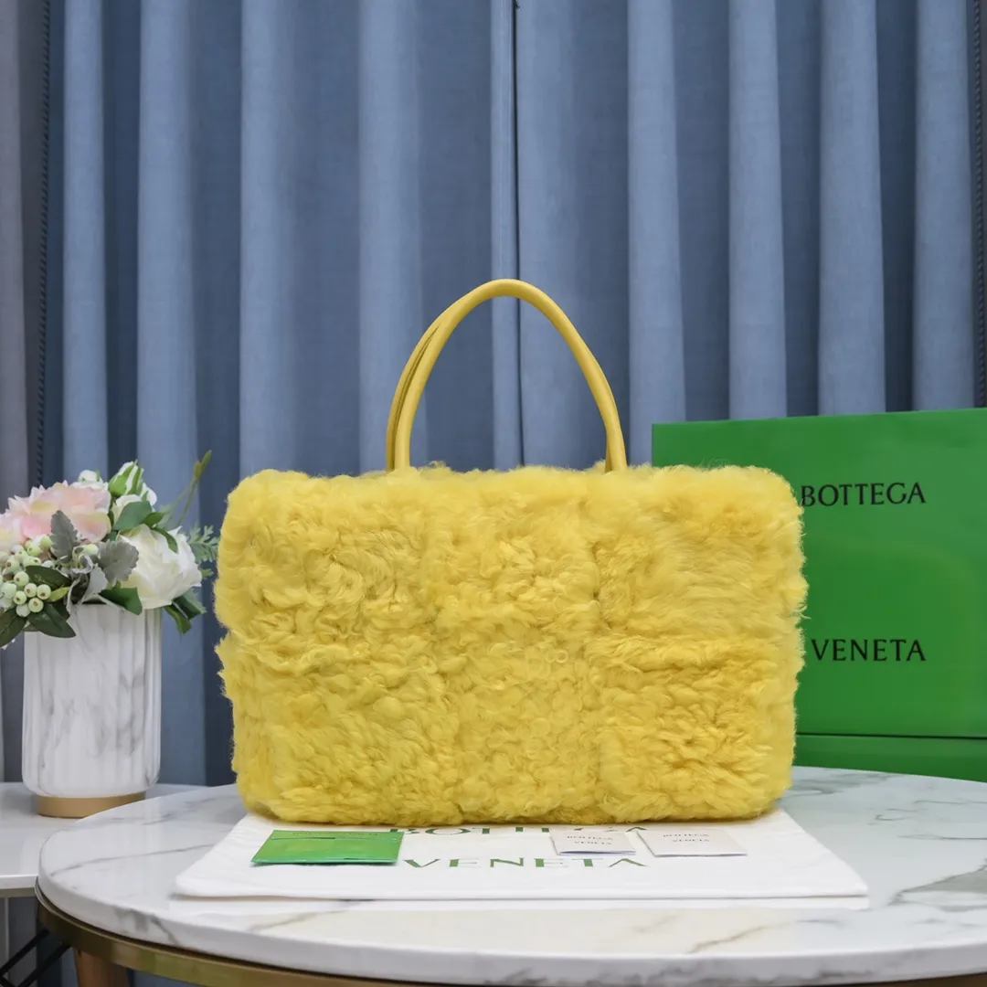 Corn yellow 🐱BV arco tote’s fluffy style, it’s here, it’s here, it’s here with fluff~ You’ll know how cute it is when you see it in person! The soft and fluffy feel is really great. Rua, this year’s furry style, I stand on bv! ! Whether it is a jodie cloud bag or a tote, not all curly teddy fur can be used to make goods. The curl size of the fur directly affects the similarity of the entire bag. Material: full fur and lambskin ➕ lambskin lining is much more expensive than full leather! Again, if you don’t develop without ZP, of course you have to be willing to spend money, size 36*24*12 Size: 36*24*12